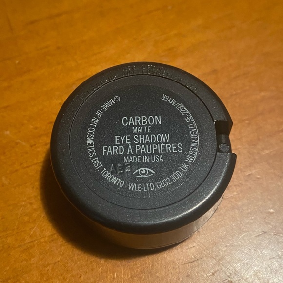 MAC Matte Eye Shadow Carbon - Picture 9 of 16